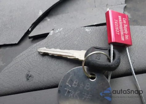 1998 Chevrolet C1500 Fleetside W/T из США, поврежденный, VIN 1GCEC14W7WZ276147